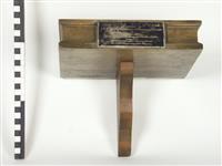 H2006-0373 sokkel.jpg; H2006-0373; Klok op console, geschonken aan J.C.L. van der Lande en de directeuren te Deventer door Novadel, Londen de Britse afdeling van Noury en Van Der Lande Holland ter gelegenheid van het 100-jarig bestaan van het bedrijf 1838-1938 (tekst plaquette op console); klok